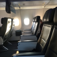 But my raptor feathers+bag of sand+4oz of sunscreen make it through security, mwahaha 𤪠I have the whole row to myself on the plane! (2/2)